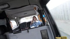 Isorintainen 20-vuotias tyttö ja taksinkuljettaja Thumb