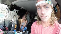 Kiimainen vaaleahiuksinen kaveri toivotti tyttöystävänsä pillua pakettiautoon Thumb
