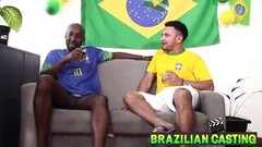 Brasilialainen jalkapallofani ja kiimainen jalkapalloilija Thumb