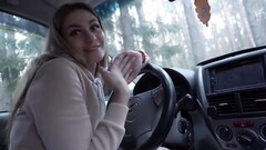 Seksinälkäinen äiti ja hänen poikansa harrastavat seksiä autossa Thumb